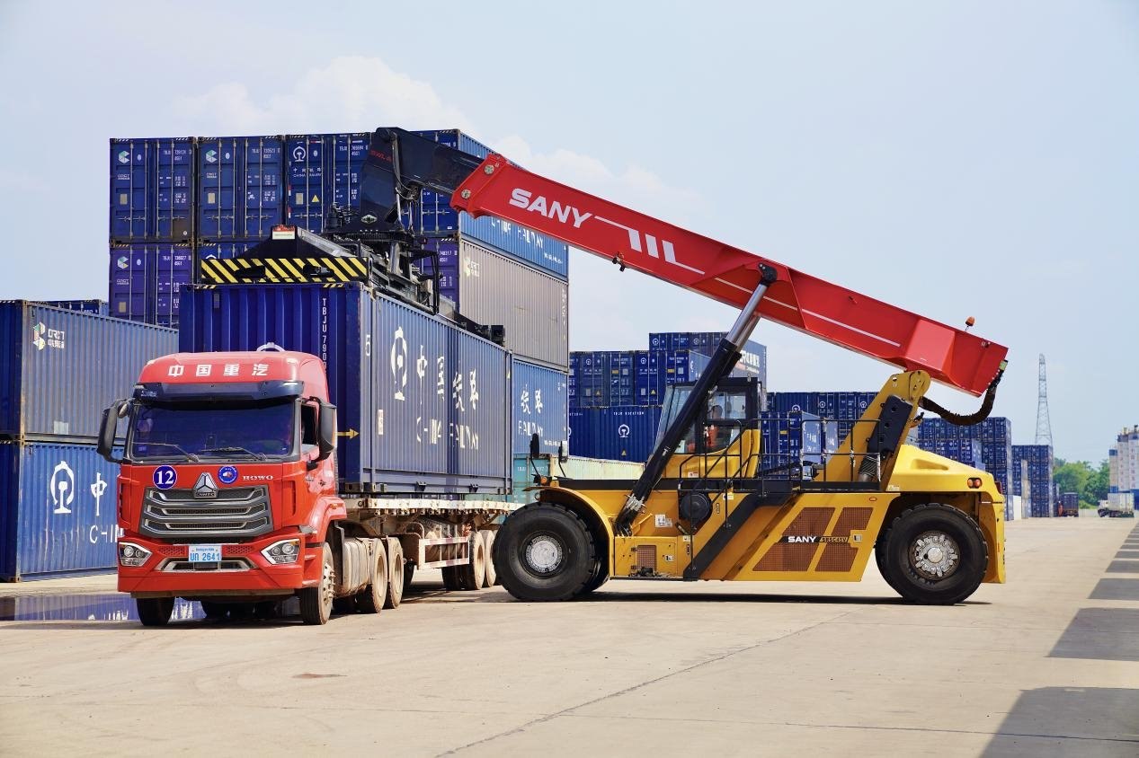 在中老鐵路萬(wàn)象南鐵路貨運(yùn)口岸站，起重機(jī)正在吊裝集裝箱。劉瑩嘉攝