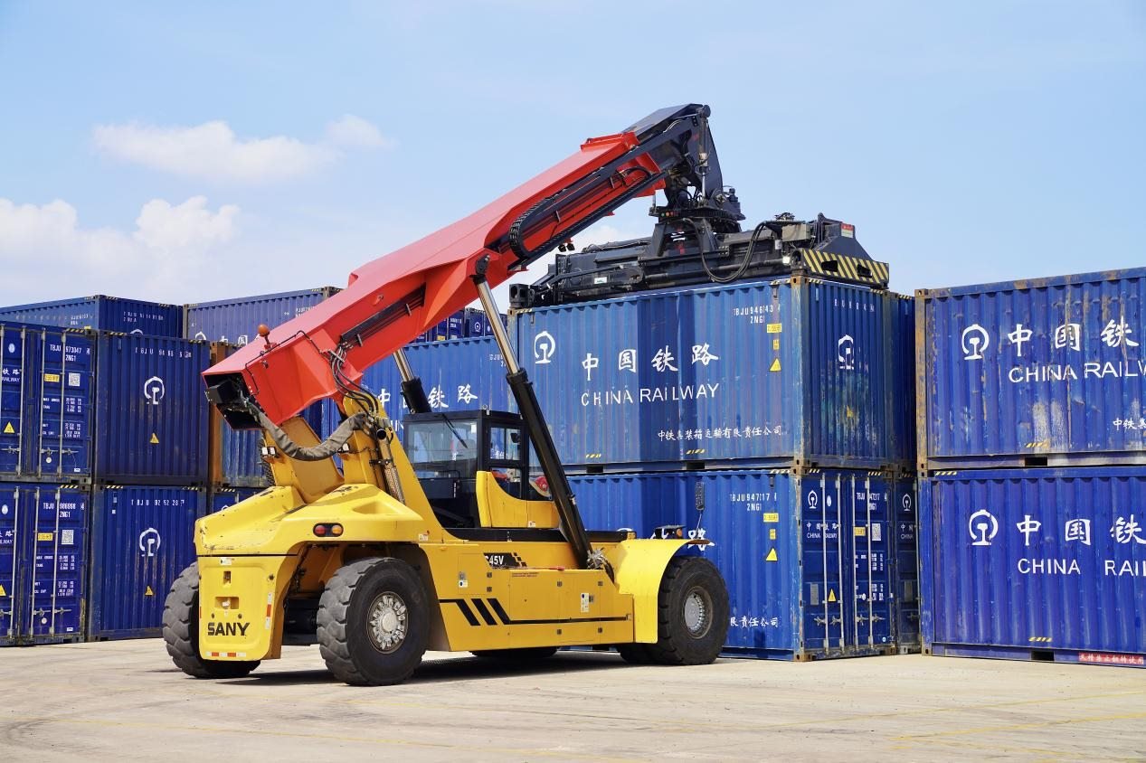 在中老鐵路萬(wàn)象南鐵路貨運(yùn)口岸站，起重機(jī)正在吊裝集裝箱。劉瑩嘉攝