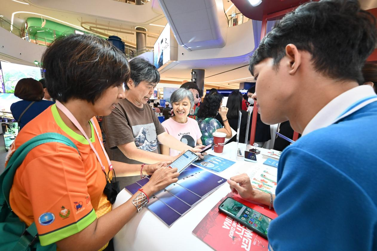 游客在航空公司展臺前了解機票優(yōu)惠活動。主辦方供圖