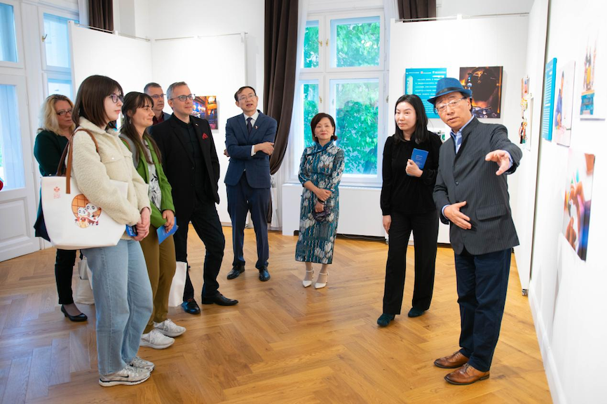 藝術家李守白現場導覽。圖片由布達佩斯中國文化中心供圖
