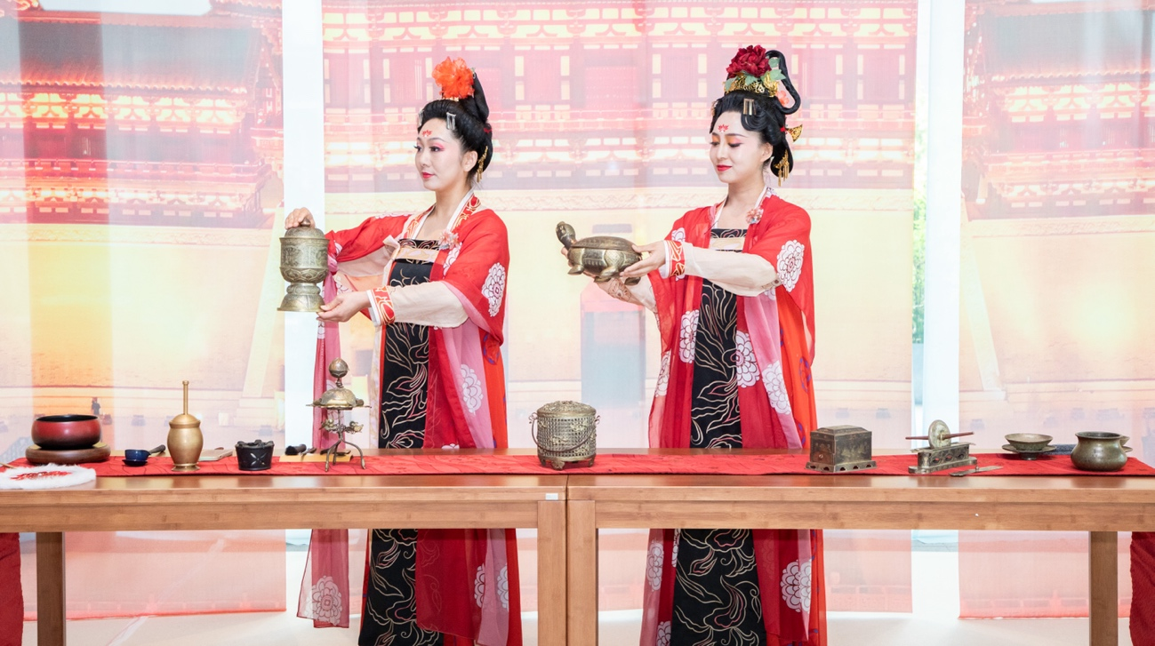 法門寺地宮出土文物一比一復(fù)刻的宮廷茶器。中國駐大阪旅游辦事處供圖