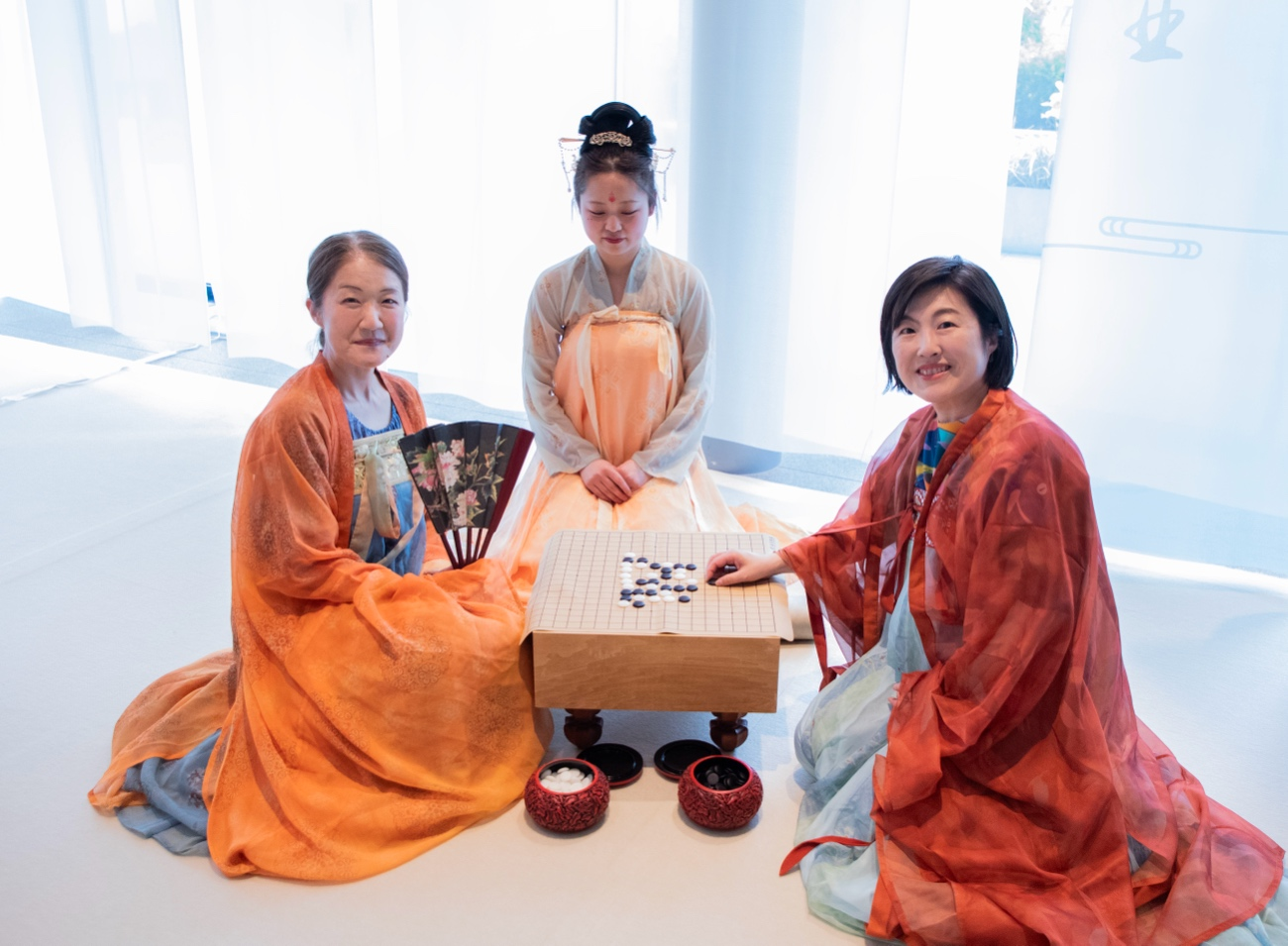 日本客人體驗漢服。中國駐大阪旅游辦事處供圖