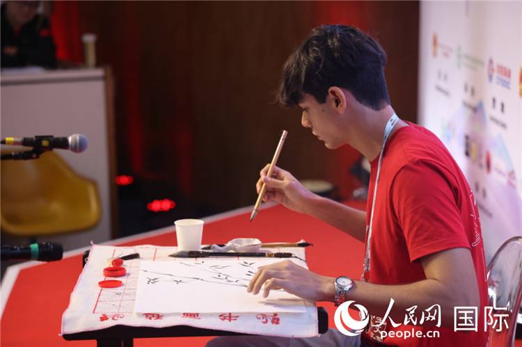 2025年“漢語(yǔ)橋”巴西賽區(qū)決賽的“才藝展示”環(huán)節(jié)，一名參賽者正在繪畫(huà)。人民網(wǎng)記者 時(shí)元皓攝