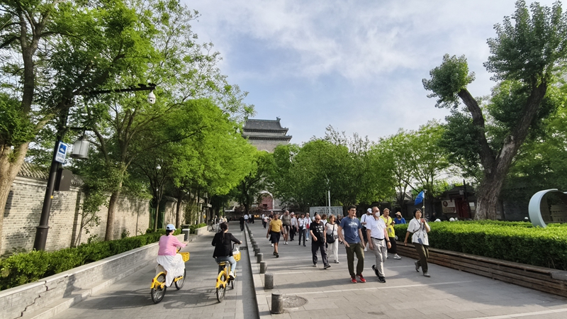 外國(guó)游客游覽北京鼓樓。人民網(wǎng)記者 李楠樺攝