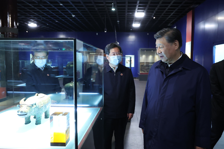 2022年10月28日，習(xí)近平總書記在安陽市殷墟博物館考察。新華社記者 鞠鵬 攝
