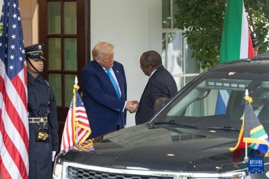 5月21日，美國總統(tǒng)特朗普（左二）在華盛頓白宮迎接到訪的南非總統(tǒng)拉馬福薩。新華社記者 胡友松 攝