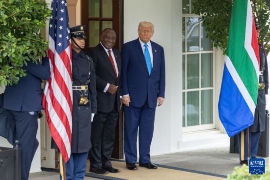 5月21日，美國總統(tǒng)特朗普（右二）在華盛頓白宮迎接到訪的南非總統(tǒng)拉馬福薩（右三）。新華社記者 胡友松 攝