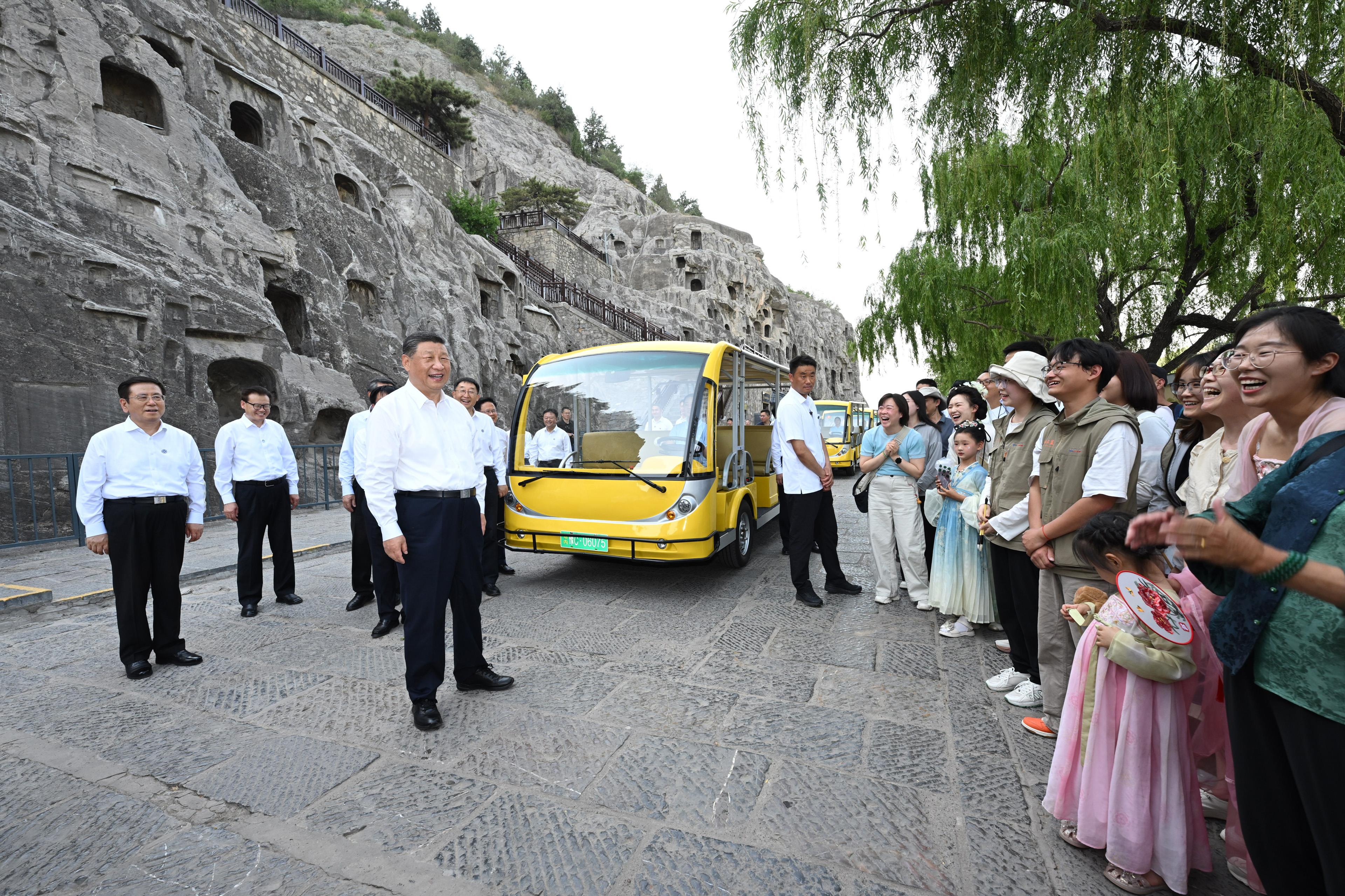 2025年5月19日，習(xí)近平總書(shū)記在洛陽(yáng)龍門石窟考察時(shí)，同游客親切交流。