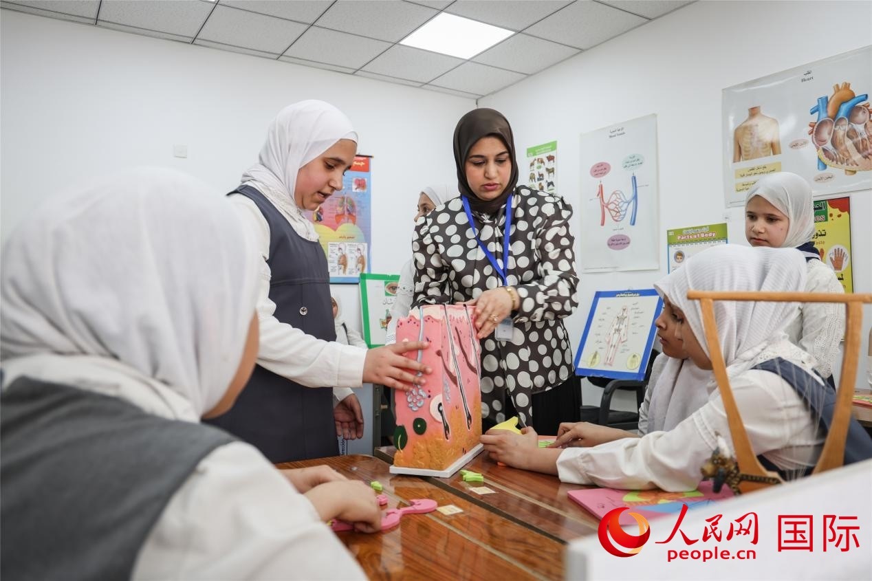 圖為阿爾·圖拉女子學(xué)校學(xué)生在上生物課。人民網(wǎng)記者 薛丹攝