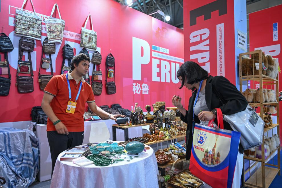 5月22日，外國展商在西洽會現(xiàn)場向參觀者介紹產(chǎn)品。新華社記者 陳誠 攝