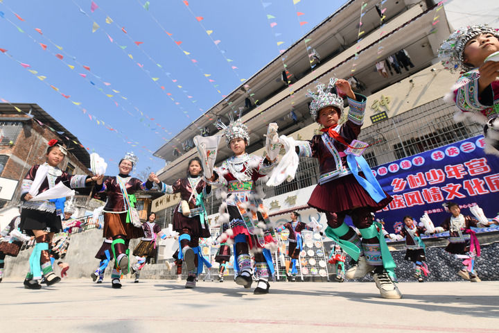 2025年3月25日，廣西柳州市融水苗族自治縣桿洞鄉(xiāng)中心小學學生在跳蘆笙踩堂舞。新華社記者 黃孝邦 攝