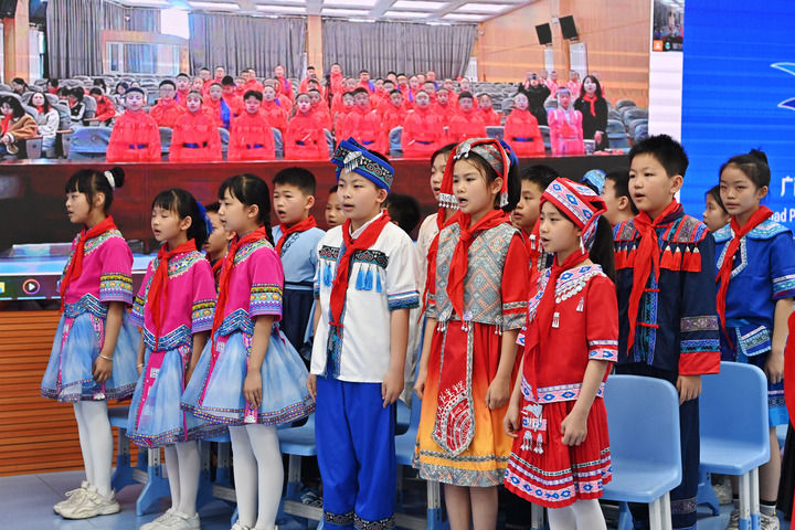 2025年3月28日，在“壯蒙一家親 共筑中國夢”手拉手主題云隊會上，廣西南寧市濱湖路小學四（1）中隊隊員通過網(wǎng)絡和內(nèi)蒙古鄂爾多斯東勝區(qū)第十二小學四（9）中隊隊員一起唱《中國少年先鋒隊隊歌》。新華社記者 周華 攝