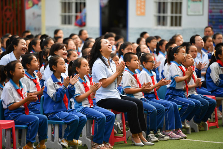 2021年7月1日，在位于陜西省延安市的楊家?guī)X福州希望小學，師生收看慶祝中國共產(chǎn)黨成立100周年大會。新華社記者 張博文 攝