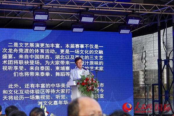 中國駐法蘭克福總領(lǐng)事黃昳揚在致辭中對龍舟賽表示熱烈祝賀。人民網(wǎng) 依琳攝