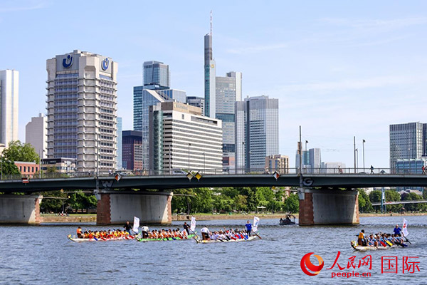 龍舟賽隊伍奮力揮槳、破浪前行。人民網(wǎng) 依琳攝