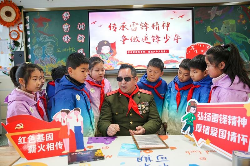 2025年3月3日，江蘇南通如皋市安定小學(xué)里，傷殘軍人許波銀在思政小課堂上向?qū)W生講述雷鋒故事。