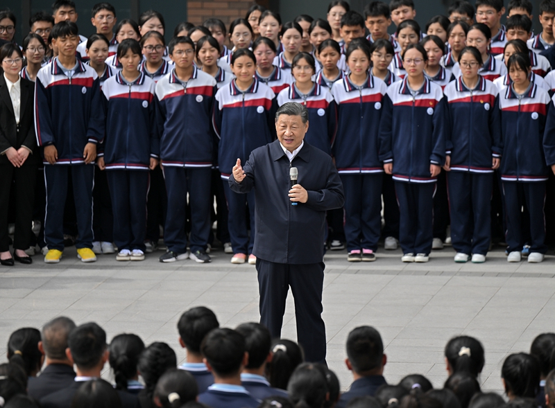 2024年6月18日，習(xí)近平總書記在青海果洛西寧民族中學(xué)考察時(shí)，同師生們親切交流。