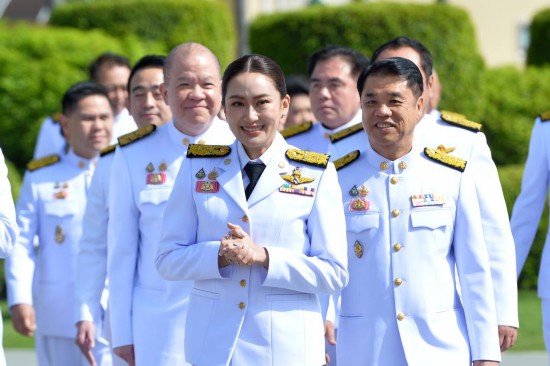 2024年9月7日，泰國總理佩通坦·欽那瓦（前中）及新一屆內(nèi)閣成員在位于首都曼谷的總理府與媒體見面。新華社發(fā)（拉亨攝）