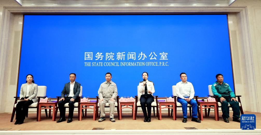 5月29日，國(guó)務(wù)院新聞辦公室在北京舉行“新征程上的奮斗者”中外記者見(jiàn)面會(huì)，交通運(yùn)輸領(lǐng)域代表圍繞“加快建設(shè)交通強(qiáng)國(guó) 勇當(dāng)開(kāi)路先鋒”與中外記者見(jiàn)面交流。新華社記者 潘旭 攝