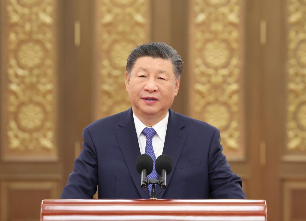 2024年9月23日，習(xí)近平總書記在人民大會(huì)堂接見(jiàn)探月工程嫦娥六號(hào)任務(wù)參研參試人員代表并參觀月球樣品和探月工程成果展覽。這是習(xí)近平總書記發(fā)表重要講話。新華社記者 鞠鵬 攝