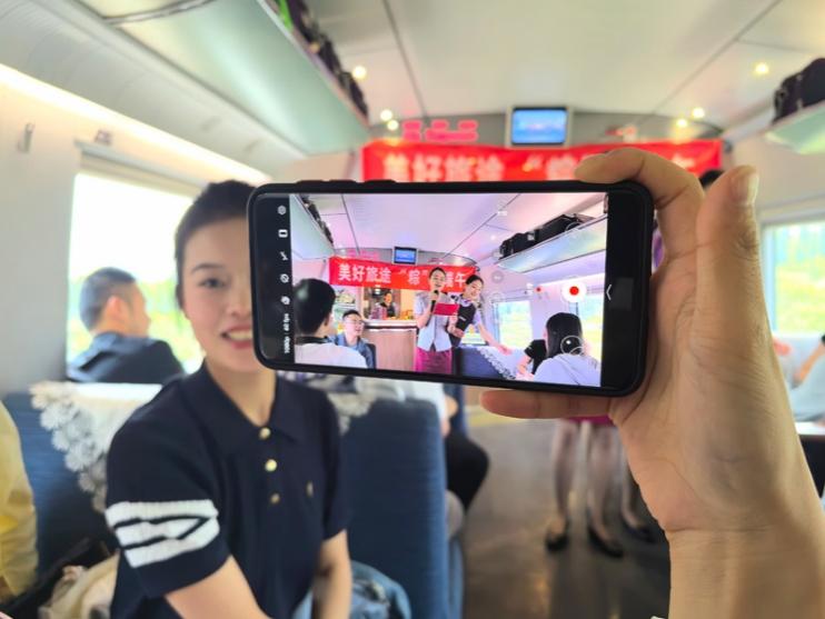 在活動中，旅客紛紛舉起手機拍攝。顏笑攝