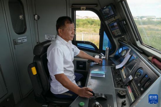 5月31日，在蒙內(nèi)鐵路內(nèi)羅畢站，機(jī)車駕駛員蔣立平在即將開(kāi)往蒙巴薩的E2次列車上進(jìn)行準(zhǔn)備工作。新華社記者 楊光 攝