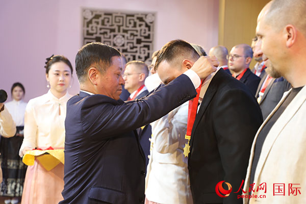 中國駐俄羅斯大使張漢暉為獲獎(jiǎng)?wù)哳C獎(jiǎng)。人民網(wǎng)記者 肖新新攝