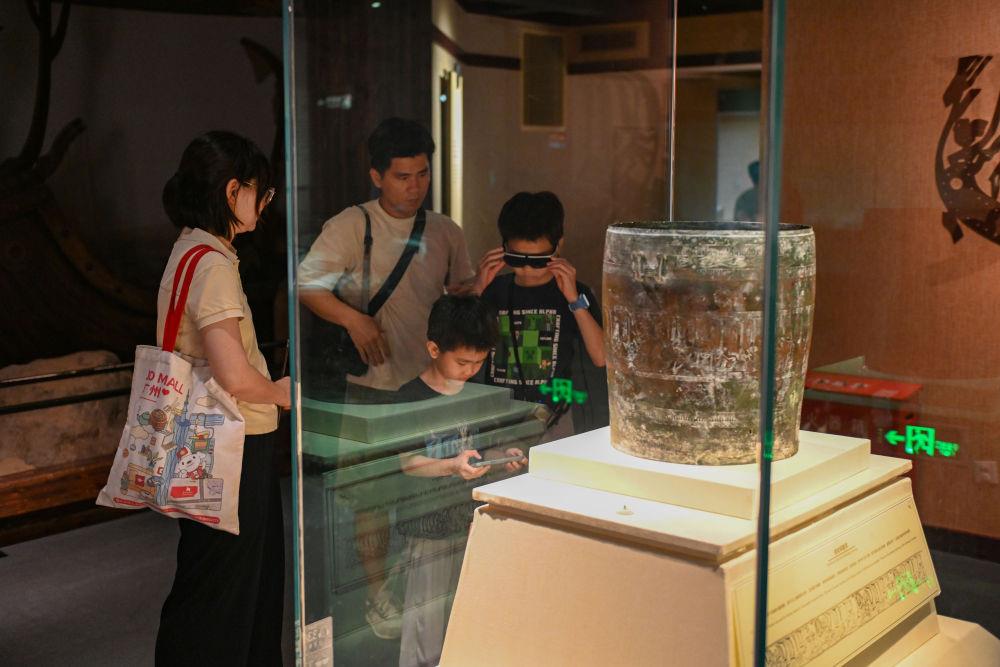 △2025年5月18日，游客在廣東廣州南越王博物院（王墓展區(qū)）體驗AR眼鏡智慧導(dǎo)覽服務(wù)。