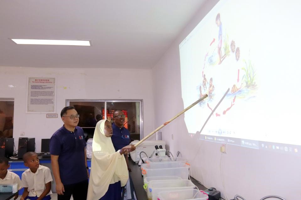 血吸蟲病健康教育講座。施亮攝