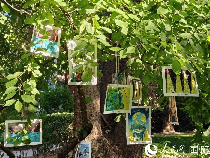 兒童環(huán)保繪畫(huà)展覽。人民網(wǎng)記者 李明攝