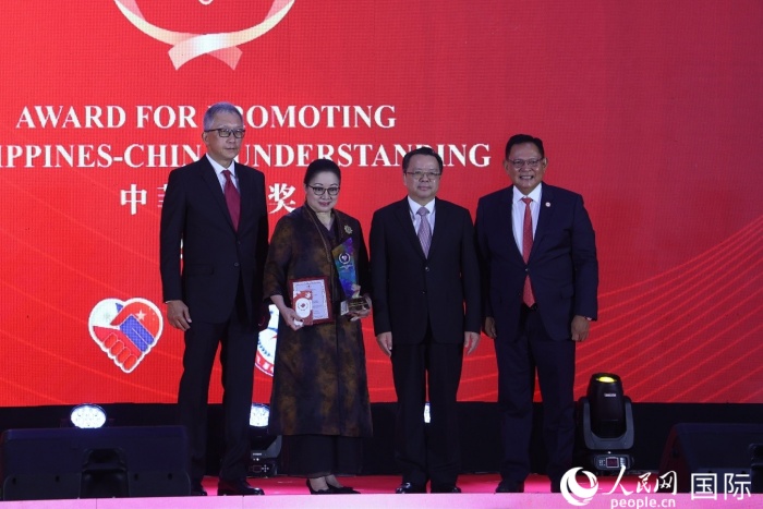 菲律賓前參議員許爾琦榮獲“終身成就獎(jiǎng)”。人民網(wǎng)記者 樊帆攝